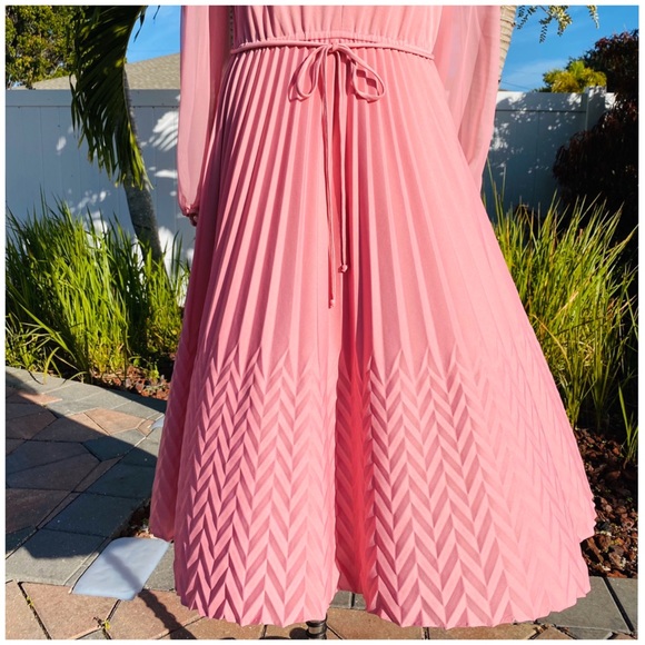 Vintage 70’s Chevron Pleated Dress - Picture 4 of 9